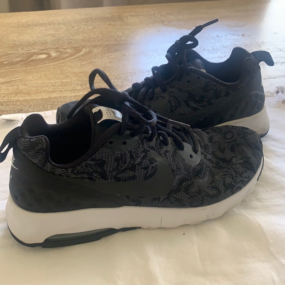 Nike air tennis shoes size 7.5